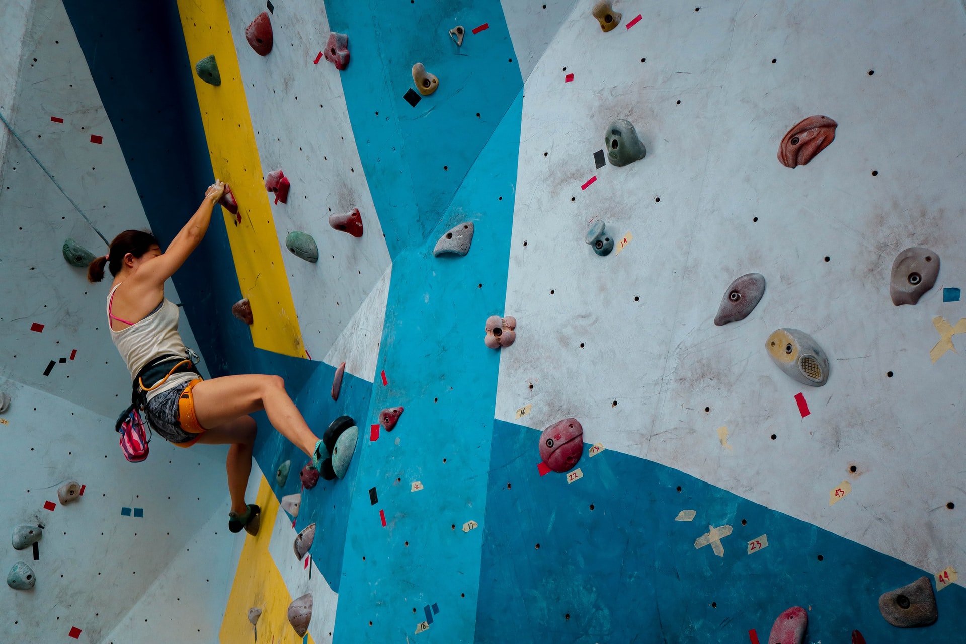 How do climbing gyms set up and grade their routes?